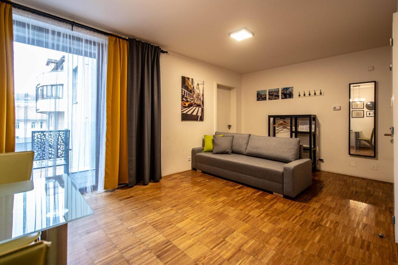 Modern Apartment With Balcony And Garage Praga Esterno foto